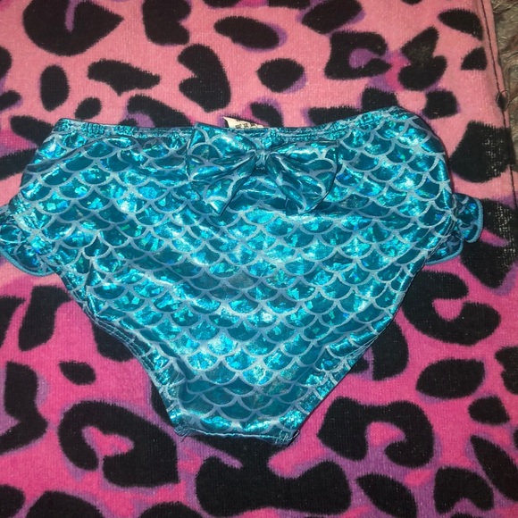 Mermaid swim set with bottoms and tail, and bow - Picture 2 of 6